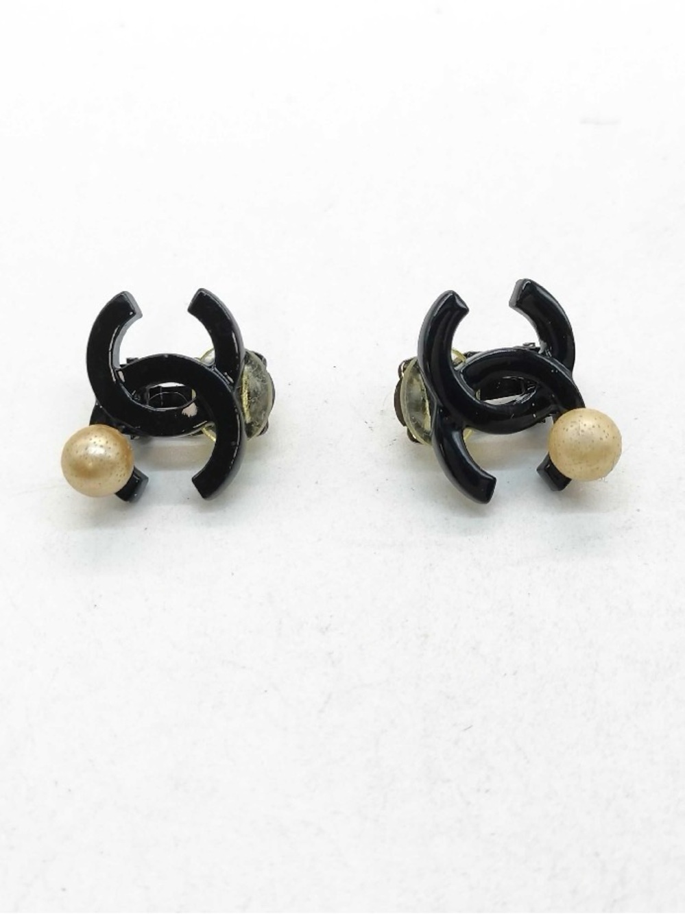 CHANEL Black Interlocking CC Stud Earrings with Cream Pearl Accent